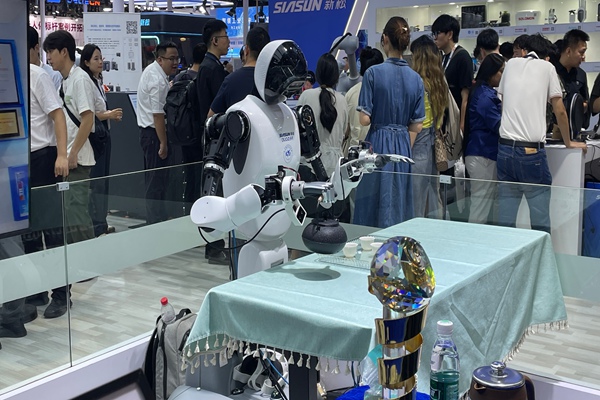 吵翻天了！首届机器人辩论赛上演“机机互撕”名场面